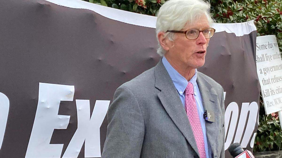 Patrick O’Neill speaking outside Central Prison in Raleigh on Jan. 11, 2020. (News & Observer photo)