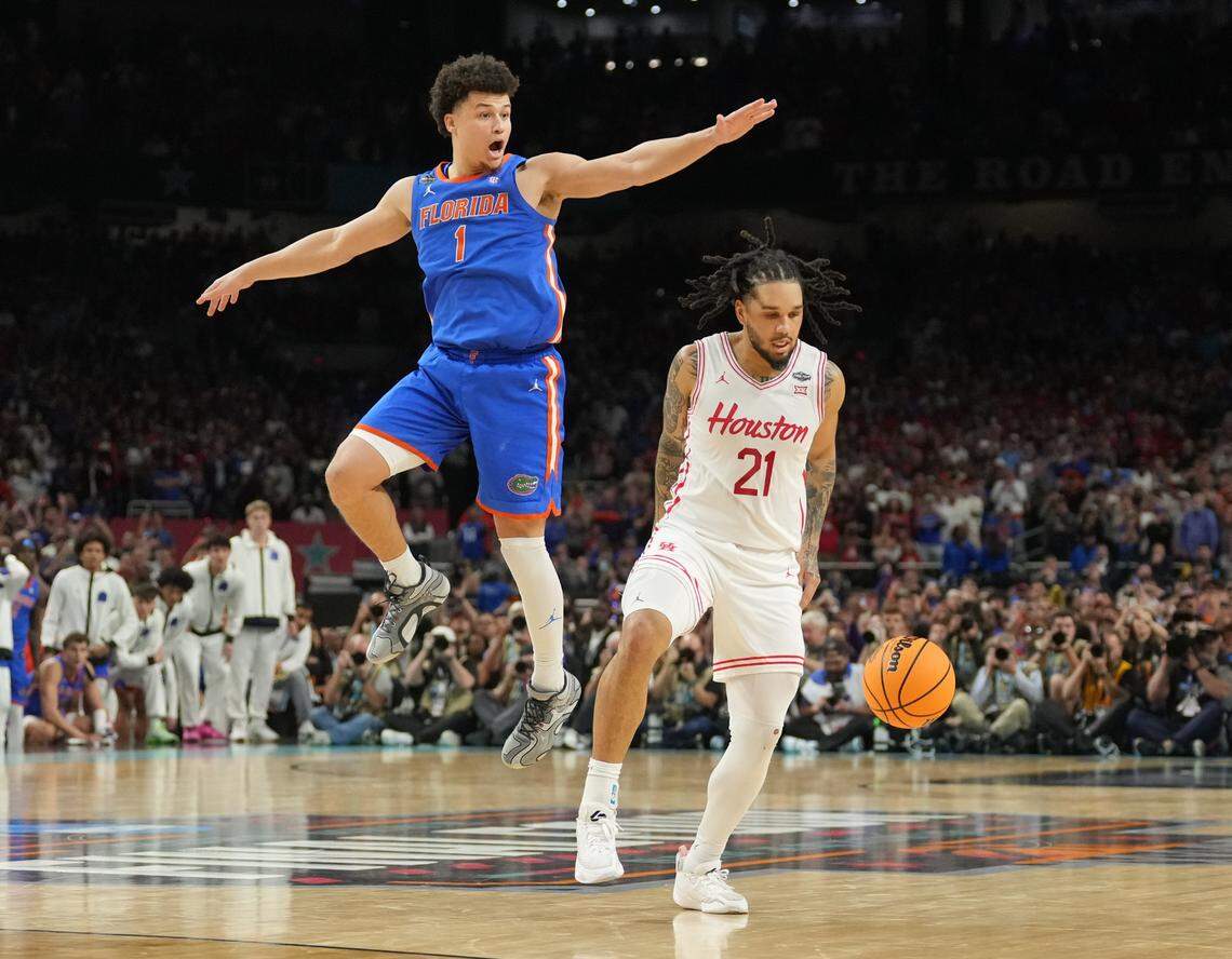 Houston Cougars guard Emanuel Sharp (21) loses the ball as he attempts to shoot against Florida Gators guard Walter Clayton Jr. (1) in the second half in the national championship game of the Final Four of the 2025 NCAA Tournament at the Alamodome.
