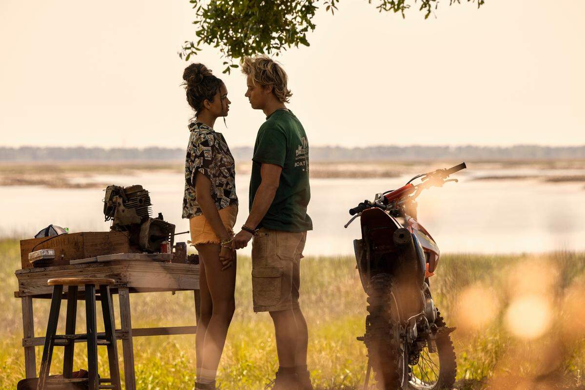 Outer Banks. (L to R) Madison Bailey as Kiara, Rudy Pankow as JJ in episode 304 of Outer Banks. Cr. Jackson Lee Davis/Netflix © 2022