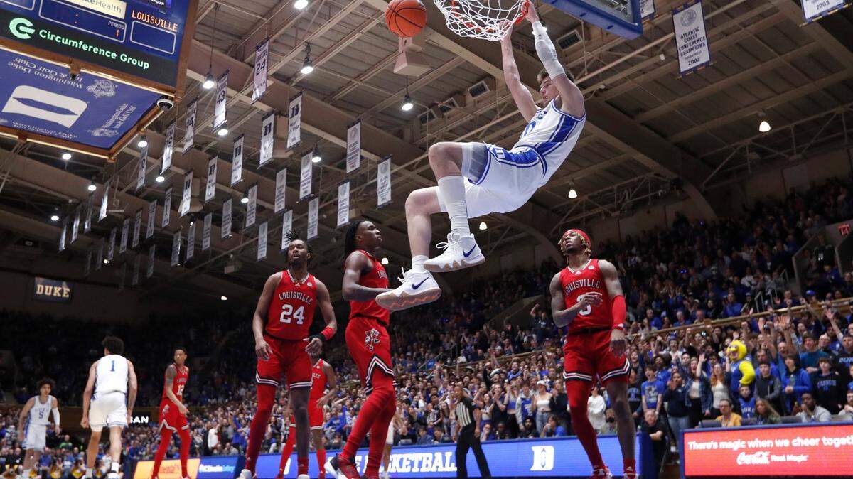 Duke’s Kyle Filipowski (30) slams in two during Duke’s 79-62 victory over Louisville at Cameron Indoor Stadium in Durham, N.C., Monday, Feb. 20, 2023.