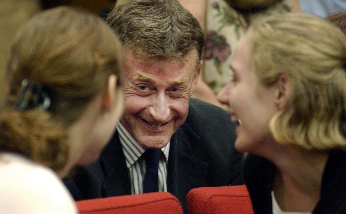 Michael Peterson, center, laughs with his adopted daughters Margaret, left, and Martha Ratliff during a break in his murder trial Wednesday, July 2, 2003, in Durham, N.C.