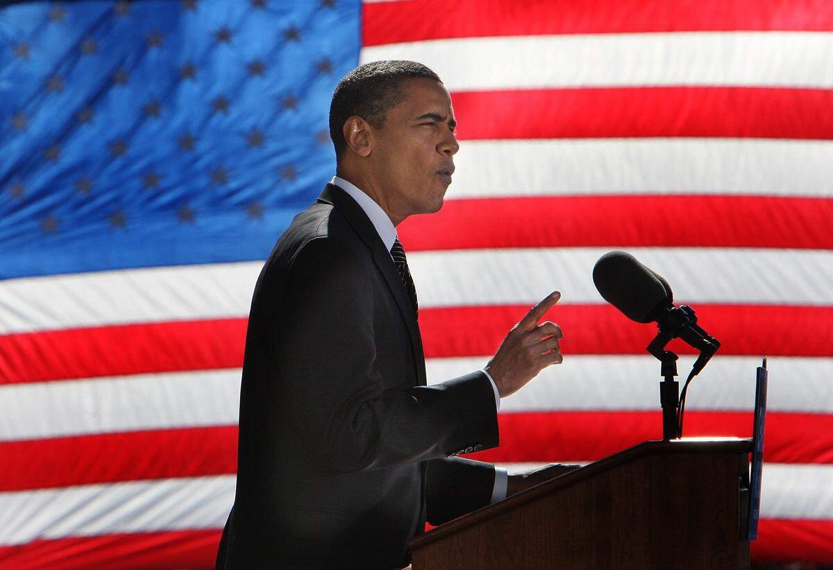 Sen. Barack Obama made a closing pitch for the votes of North Carolinians at an outdoor rally in downtown Raleigh Wednesday Oct.29, 2008."North Carolina, I've got two words for you: Six days," Obama told a crowd estimated by the officials at 25,000, many of whom had waited for hours to get into the rally site.