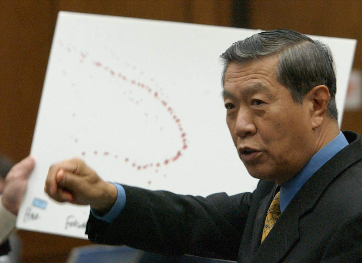 Henry C. Lee, retired head of the Connecticut Public Safety Dept. and prominent forensic science expert, illustrated to the Michael Peterson jury Monday morning different types of blood spatter patterns (background) using red ink during his opening day of testimony, September 2003.