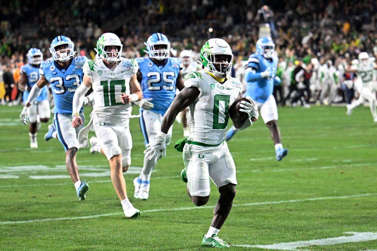 Oregon running back Bucky Irving (0) runs for a touchdown against North Carolina during the first half of the Holiday Bowl NCAA college football game Wednesday, Dec. 28, 2022, in San Diego. (AP Photo/Denis Poroy)