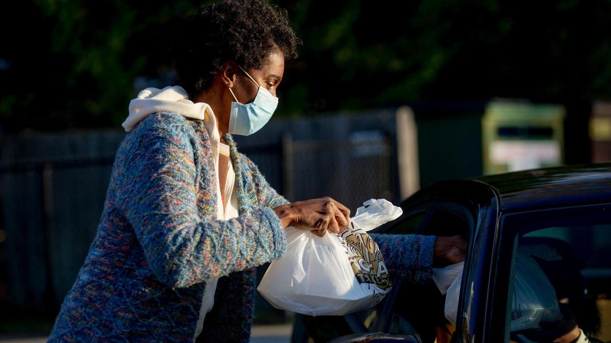 Spring Council distributes plates of hot food cooked by her late mother’s restaurant, Mama Dip’s Kitchen, which was chosen by UNC-Chapel Hill men’s basketball head coach Roy Willams to receive $3,000 for each of the 12 three-pointers the team made during the Maui Invitational Tournament, split with another local restaurant, Sutton’s Drug Store, for hunger relief in the Chapel Hill community, at Hargraves Community Center, on Wednesday, Jan. 6, 2021, in Chapel Hill, N.C.