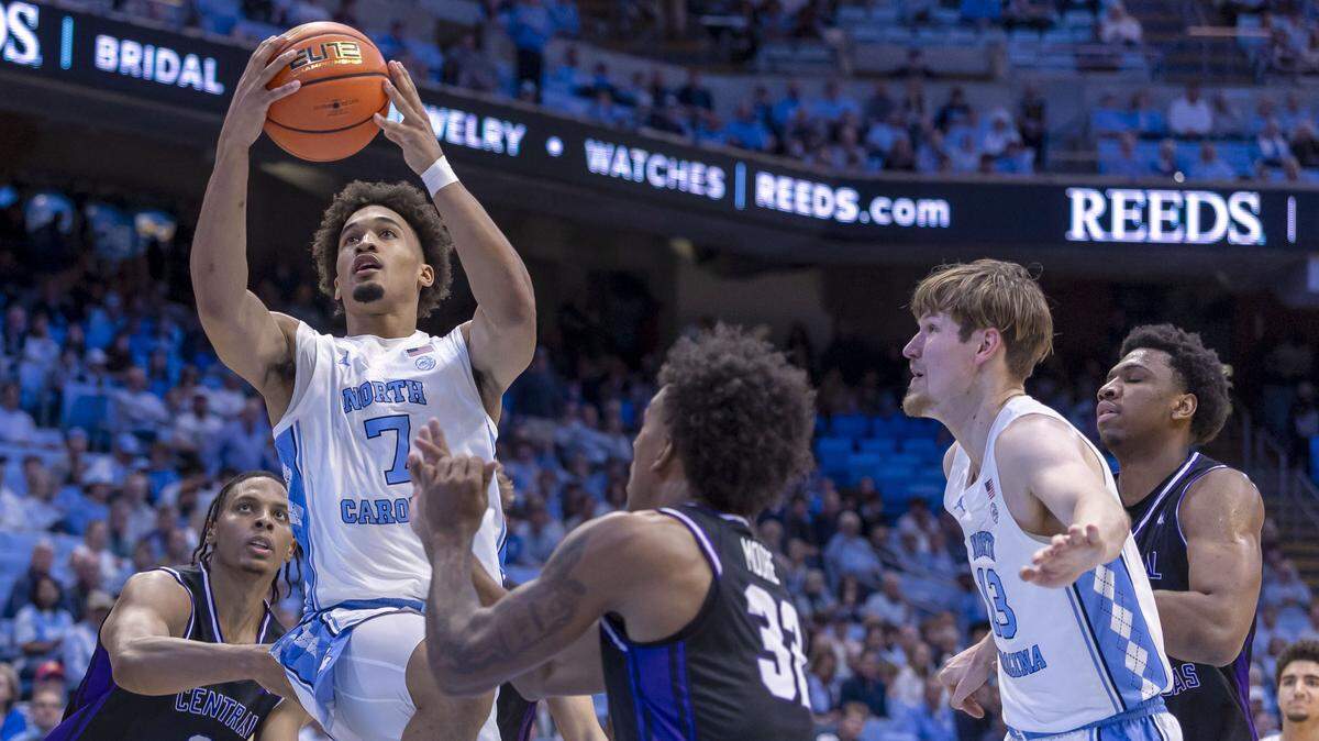 North Carolina guard Seth Trimble (7) drives to the basket against Central Arkansas guard Luke More (32) in the first half on Monday, November 3, 2025 at the Smith Center in Chapel Hill, N.C.