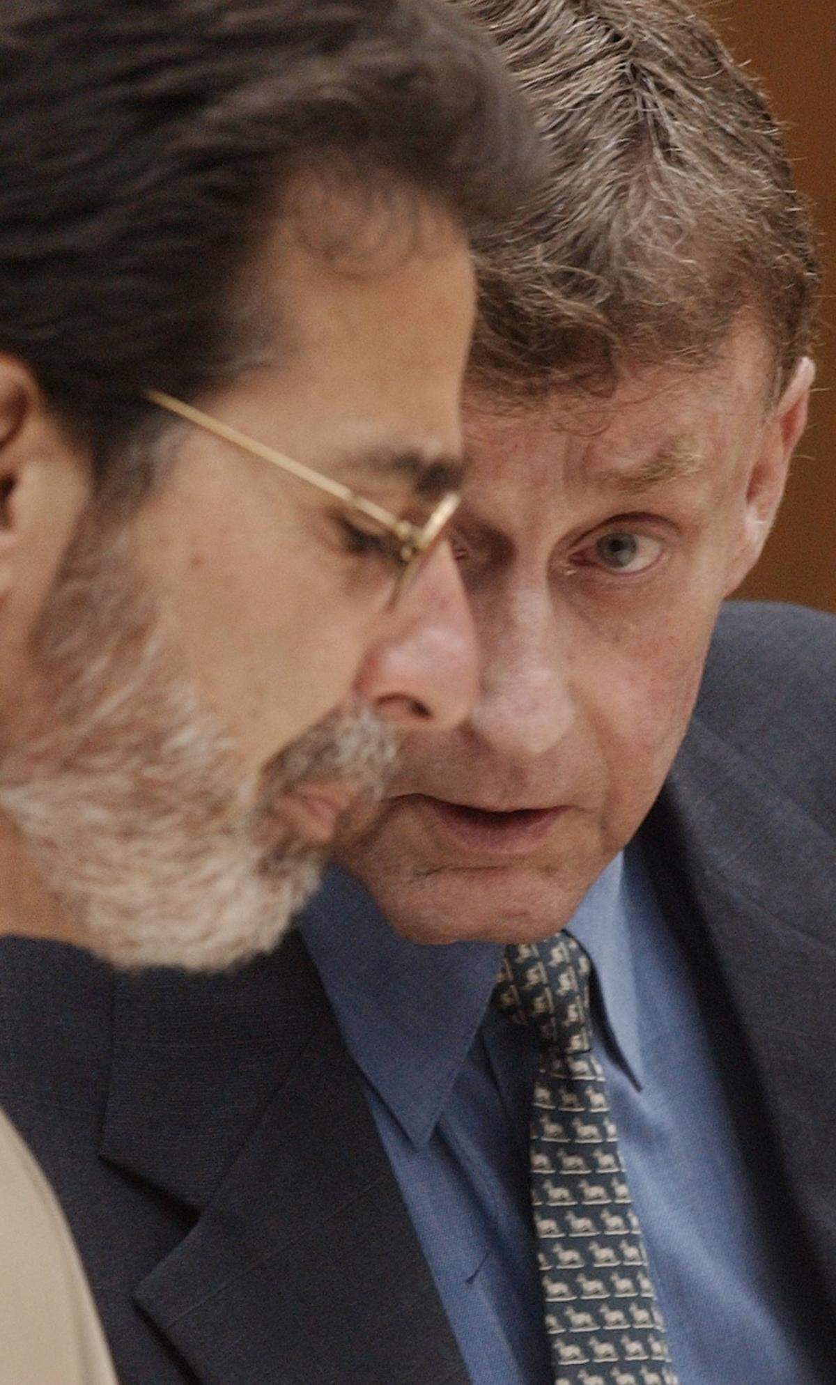 Michael Peterson (at right) speaks with defense attorney David Rudolf during a hearing, May 27, 2003.