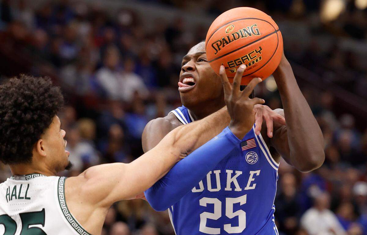 Duke’s Mark Mitchell (25) heads to the basket as Michigan State’s Malik Hall (25) defends during the first half of Duke’s game against Michigan State in the Champions Classic at the United Center in Chicago, IL, Tuesday, Nov. 14, 2023.