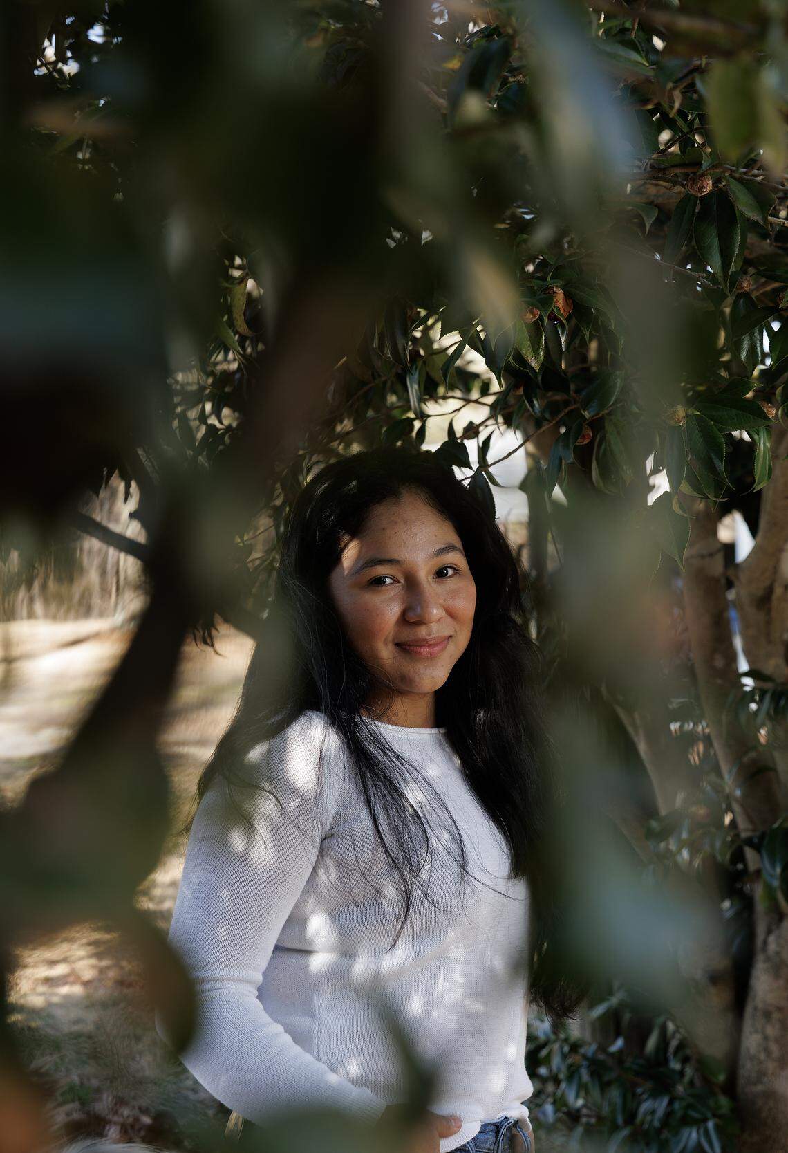 Fátima Issela Velásquez-Antonio posa para un retrato en el patio trasero de su casa el miércoles 11 de febrero de 2026. Velásquez-Antonio, quien fue detenida en noviembre por agentes de la Patrulla Fronteriza de Estados Unidos en una obra de construcción en el Triángulo, regresó a su hogar después de pasar un mes en un centro de detención en Georgia. Fue liberada a finales de diciembre luego de que un juez federal de inmigración determinara que no debió haber sido arrestada debido a su condición de menor que ingresó sola a Estados Unidos hace nueve años, según su abogada.