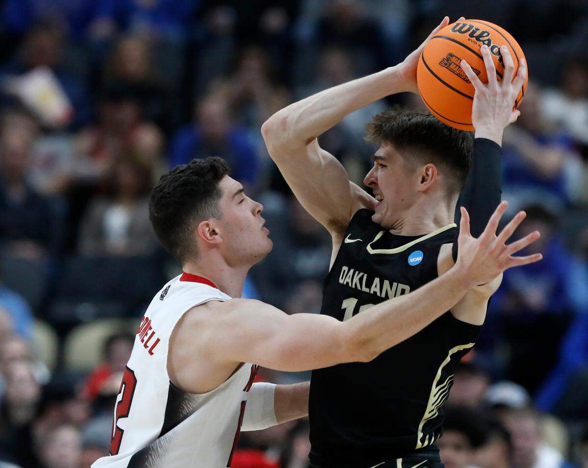 N.C. State’s Michael O’Connell pressures Oakland’s Blake Lampman during the second half of the Wolfpack’s 79-73 overtime win in the second round of the NCAA Tournament on Saturday, March 23, 2024, at PPG Paints Arena in Pittsburgh, Pa.