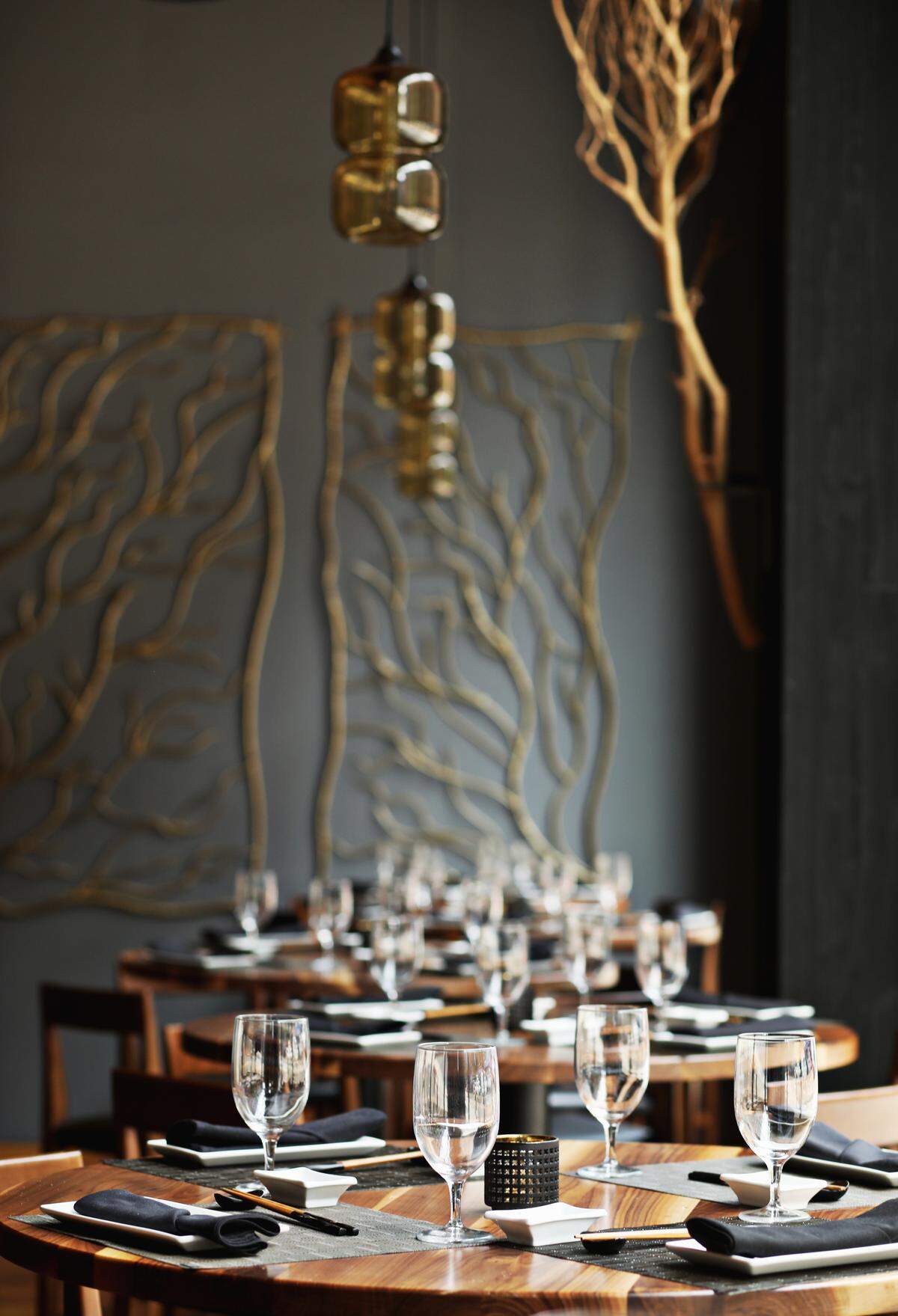 O-Ku Sushi’s dining room decor does its part in creating a suitably upscale mood.
