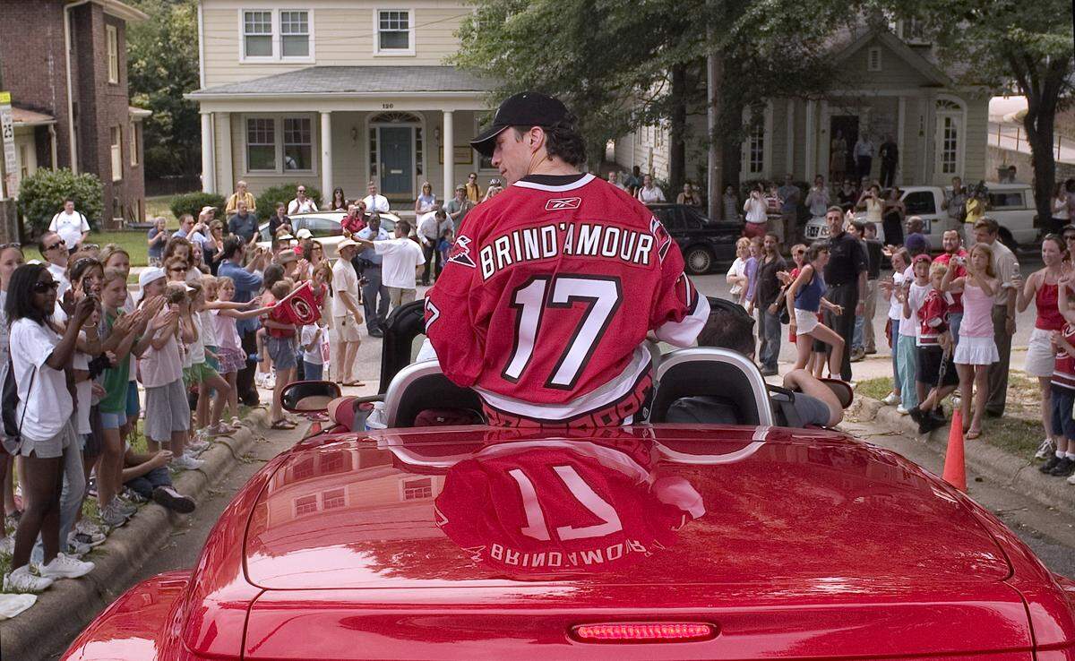 Hurricanes captain Rod Brind’Amour (17) rides in a red convertible as the victory parade for the Stanley Cup Champions begins at St. Mary’s School on St. Mary’s Street on Wednesday morning June 21, 2006.