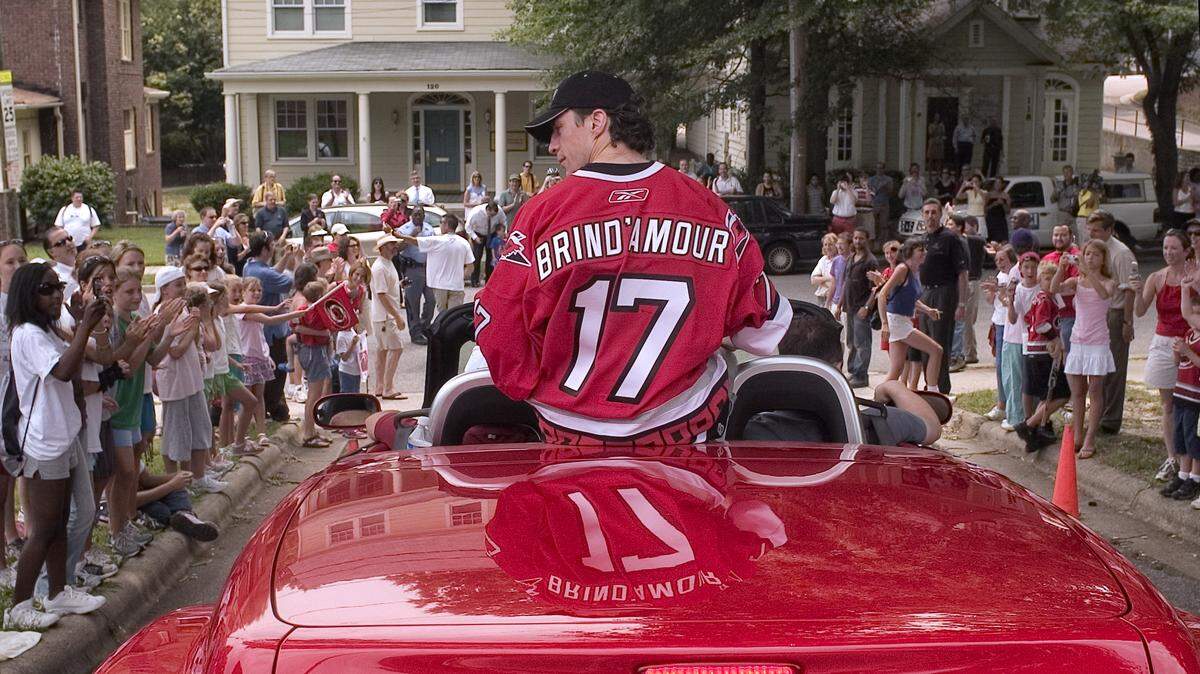 Hurricanes captain Rod Brind’Amour (17) rides in a red convertible as the victory parade for the Stanley Cup Champions begins at St. Mary’s School on St. Mary’s Street on Wednesday morning June 21, 2006.