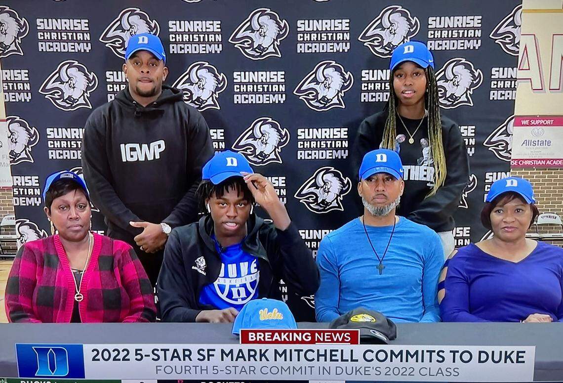 Five-star small forward Mark Mitchell added to Duke’s top-ranked 2022 recruiting class on Friday. During a ceremony streamed live on CBSSportsHQ, the 6-8, 205-pound Mitchell, who plays at Sunrise Christian Academy in Bel Aire, Kansas, selected the Blue Devils over UCLA and Missouri, which he also listed in his top three.
