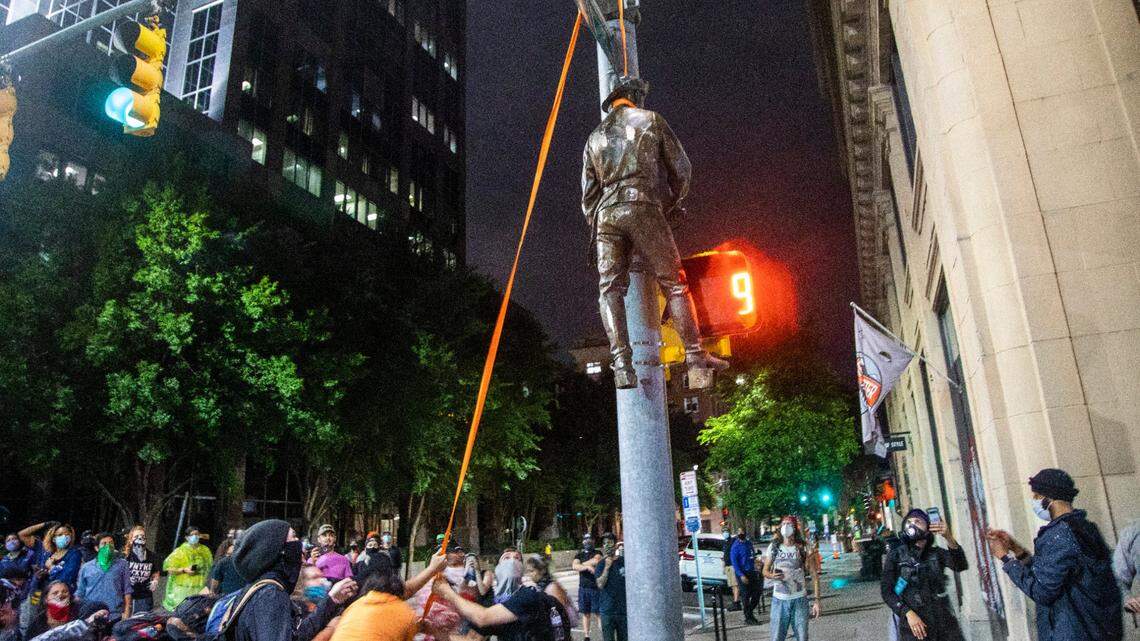 Protesters remove 2 Confederate statues from Capitol, hanging 1 from Raleigh lightpost
