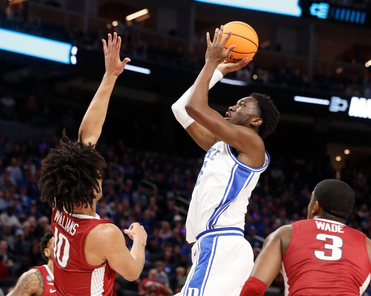 Dukes Mark Williams (15) shoots as Arkansas’ Jaylin Williams (10) defends during the first half of Dukes game against Arkansas in the NCAA Tournament West Regional finals at the Chase Center in San Francisco, Calif., Saturday, March 26, 2022.