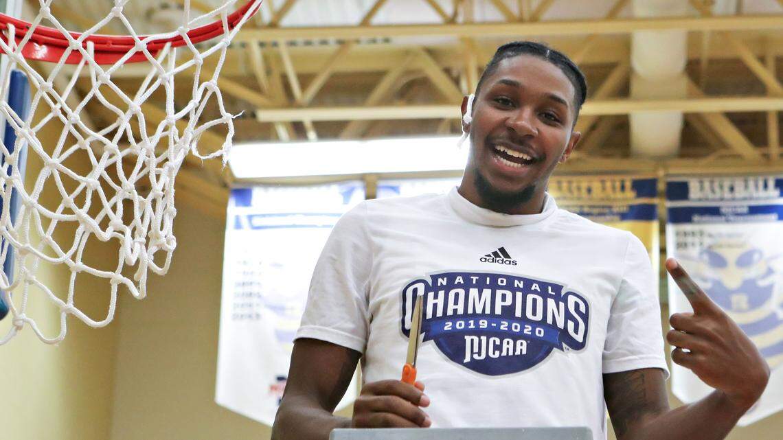 Sayaun Dent scored 27 points for Sandhills in the championship game.