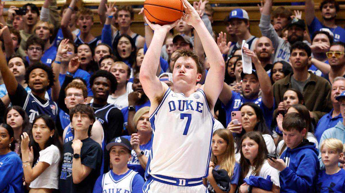Duke’s Kon Knueppel (7) shoots a three-pointer during the first half of Duke’s game against Maine at Cameron Indoor Stadium in Durham, N.C., Monday, Nov. 4, 2024.