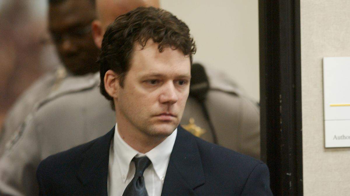 Larry Robert Veeder Jr. walks into the Wake County courtroom before being sentenced April 23, 2004, after he pleaded guilty for killing six people in west Raleigh November 1, 2003.