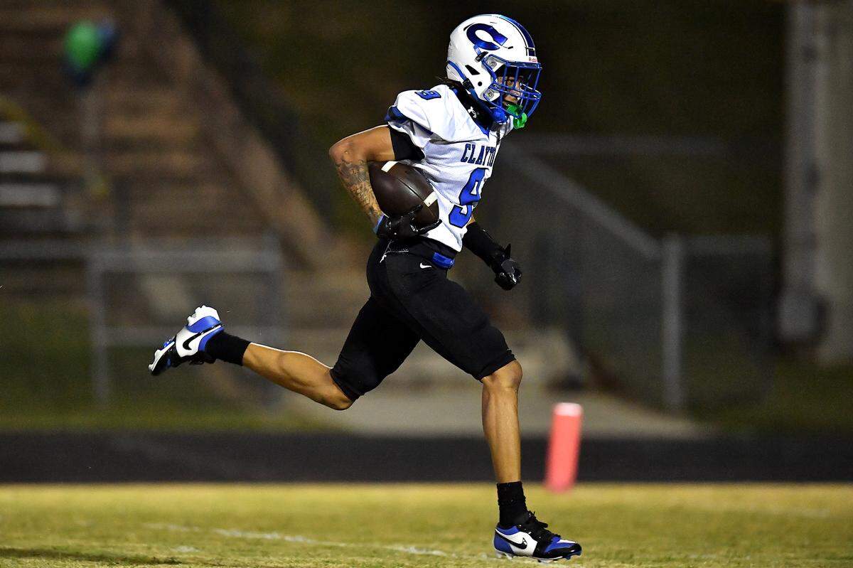 Clayton wide receiver DeAnagelo Ruffin (9) runs for the touchdown  against Southeast Raleigh during the first half. The Southeast Raleigh Bulldogs and the Clayton Comets met in a non-conference football game in Raleigh, N.C. October 3, 2025