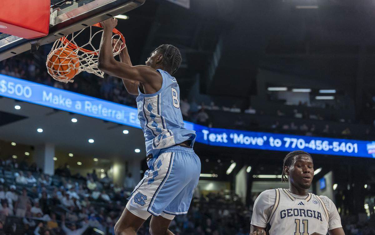 North Carolina forward Caleb Wilson (8) dunks for two of his 14 first half points against Georgia Tech on Saturday, January 31, 2026 at McCamish Pavillon in Atlanta Ga.