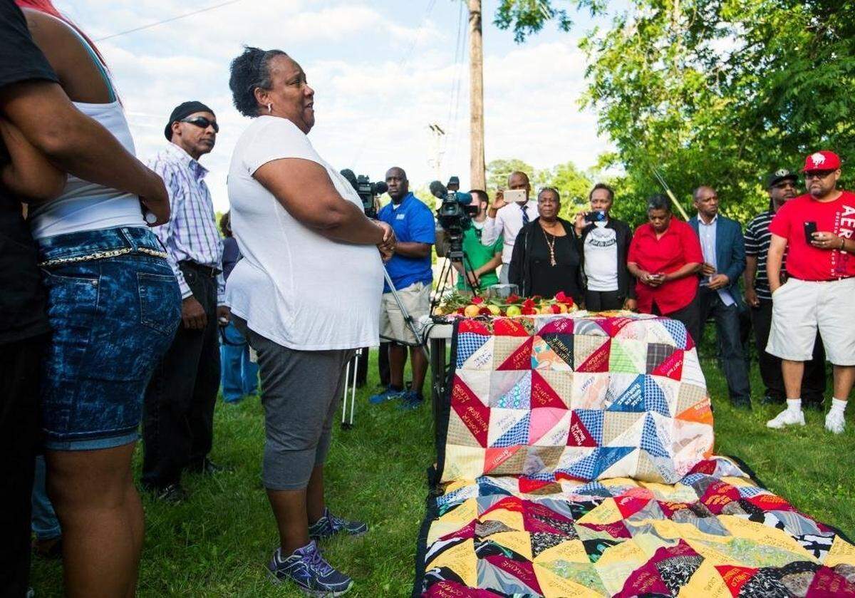 Lisa Gerald, grandmother of Kamari Munerlyn, stands next to the ‘Durham Homicide and Victims of Violent Death Memorial Quilt,’ and speaks during a vigil to memorialize the life of Kamari Munerlyn on June 8, 2017.