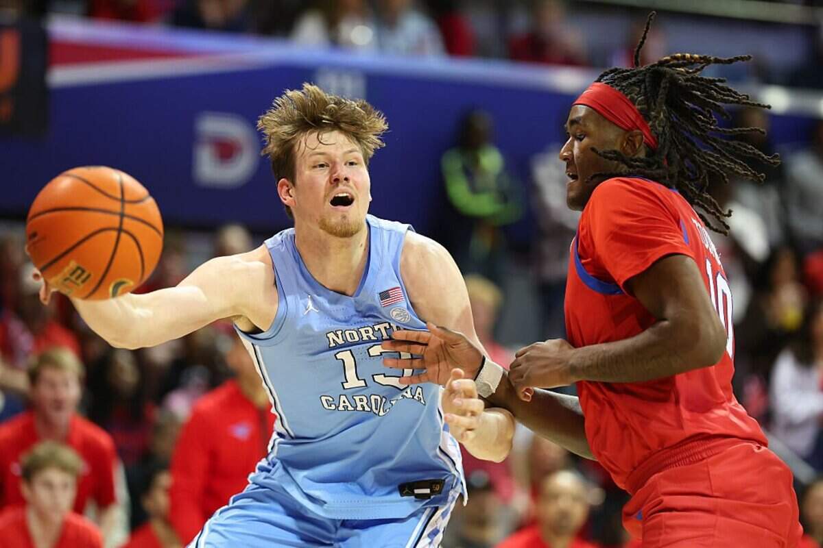 DALLAS, TEXAS - JANUARY 03: Henri Veesaar #13 of the North Carolina Tar Heels is defended by Jaden Toombs #10 of the SMU Mustangs \d1h at Moody Coliseum on January 03, 2026 in Dallas, Texas. (Photo by Sam Hodde/Getty Images)