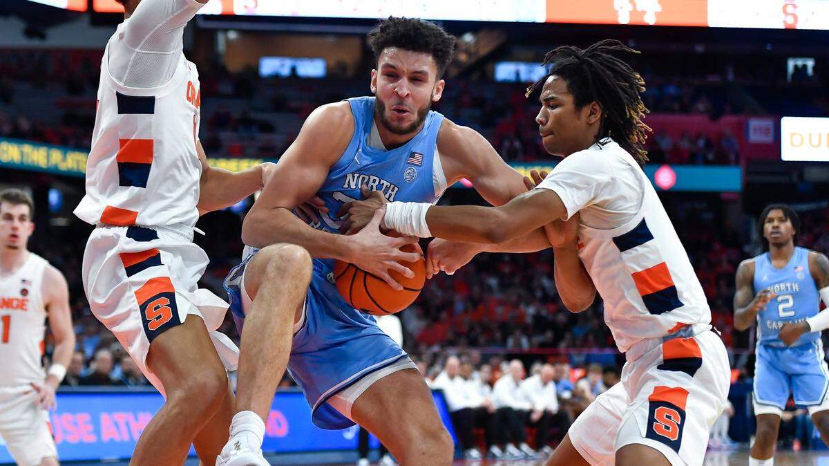 North Carolina forward Pete Nance, left, and Syracuse forward Chris Bell fight for possession during the first half of an NCAA college basketball game in Syracuse, N.Y., Tuesday, Jan. 24, 2023. (AP Photo/Adrian Kraus)