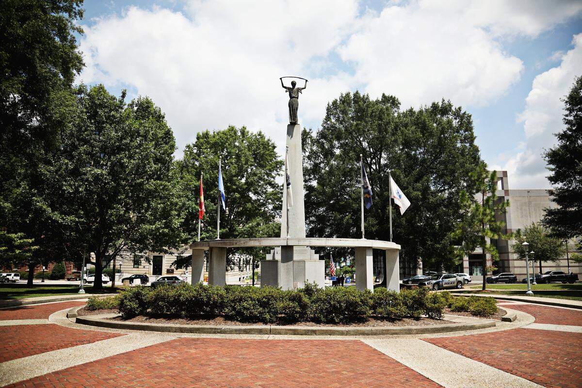 The World War II, Korean War, World War I Monument, dedicated in 1990, is inside a circular drive and facing Centennial Plaza and Edenton Street. It includes a large base, bronze plaques with raised images depicting the three wars, several columns with the tallest column topped by ÒLady LibertyÓ holding a tobacco leaf.