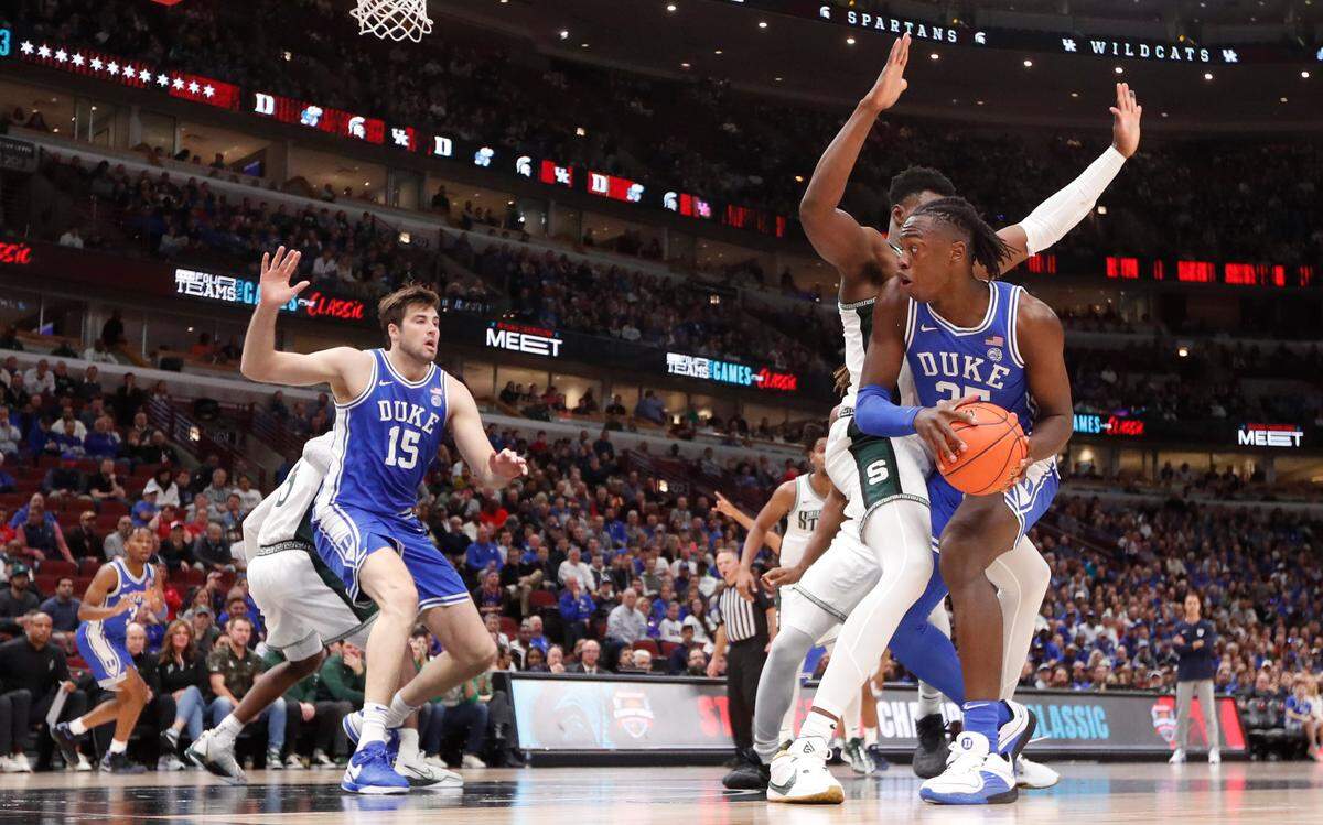 Duke’s Mark Mitchell (25) looks to get out the pressure by Michigan State’s Mady Sissoko (22) during Duke’s 74-65 victory over Michigan State in the Champions Classic at the United Center in Chicago, IL, Tuesday, Nov. 14, 2023.