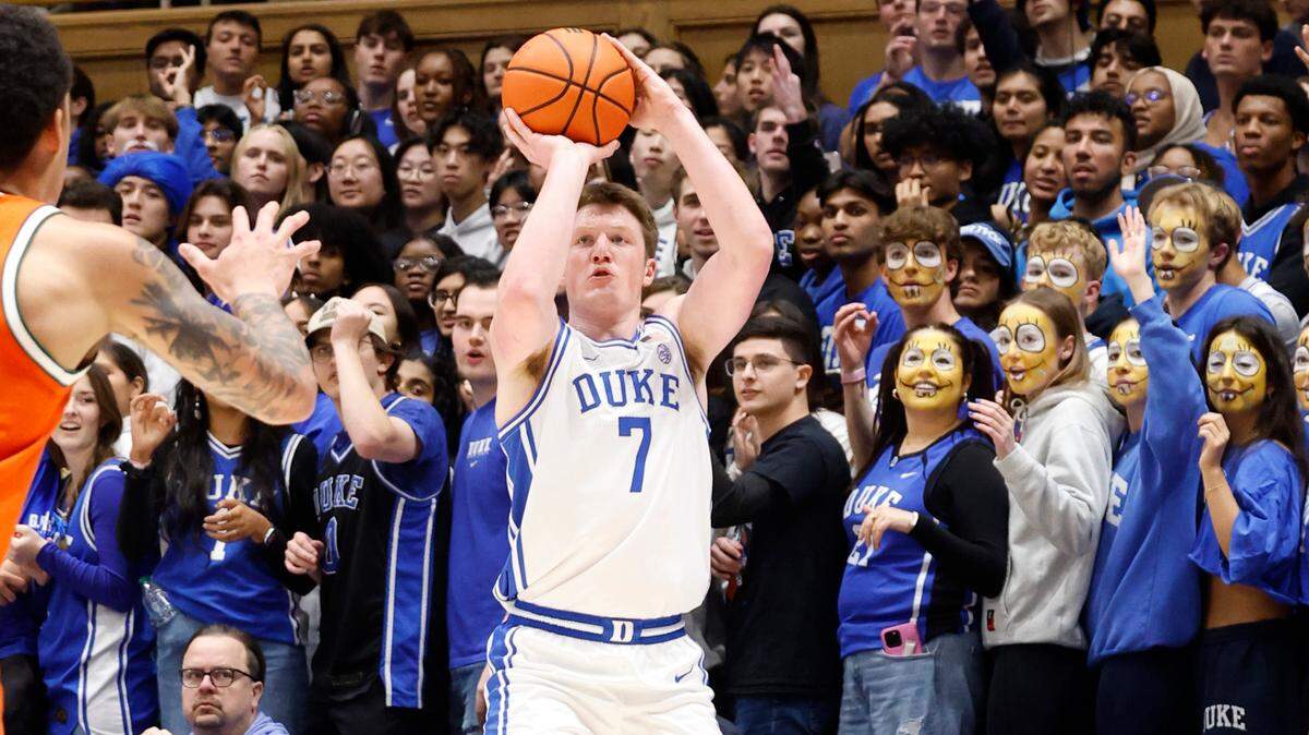 Duke’s Kon Knueppel (7) shoots a three-pointer during the first half of Duke’s game against Miami at Cameron Indoor Stadium in Durham, N.C., Tuesday, Jan. 14, 2025.