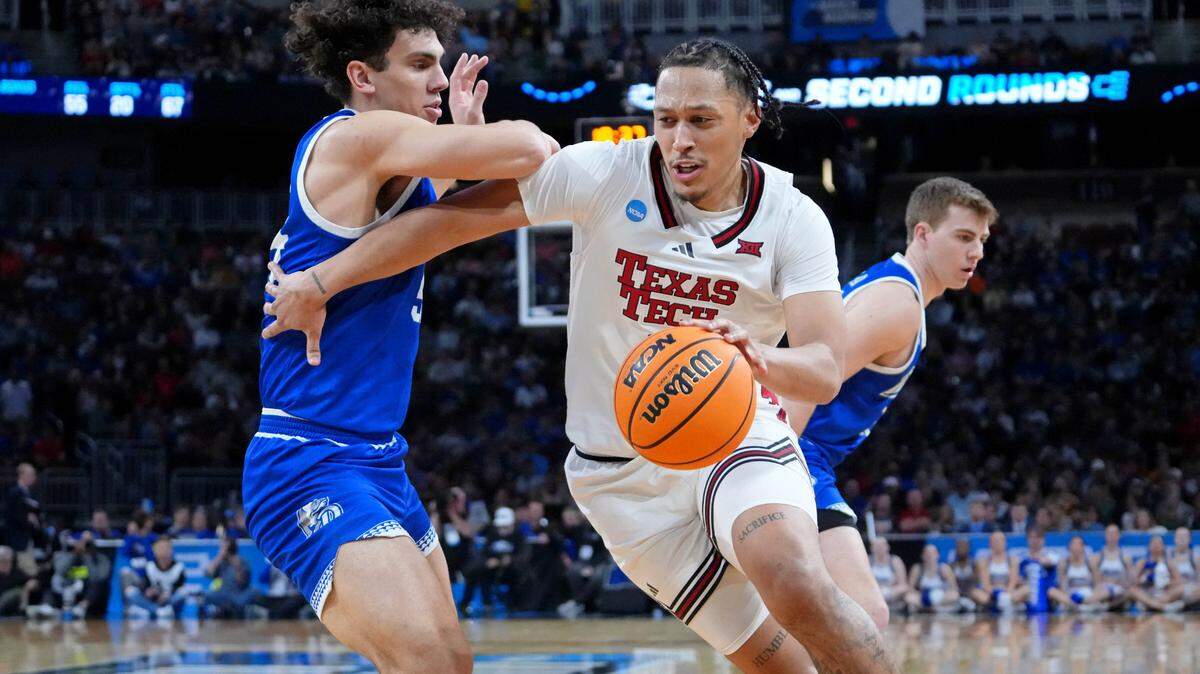 Texas Tech Red Raiders forward Darrion Williams (5) dribbles the ball past Drake Bulldogs forward Daniel Abreu (54) in the NCAA Tournament second round.