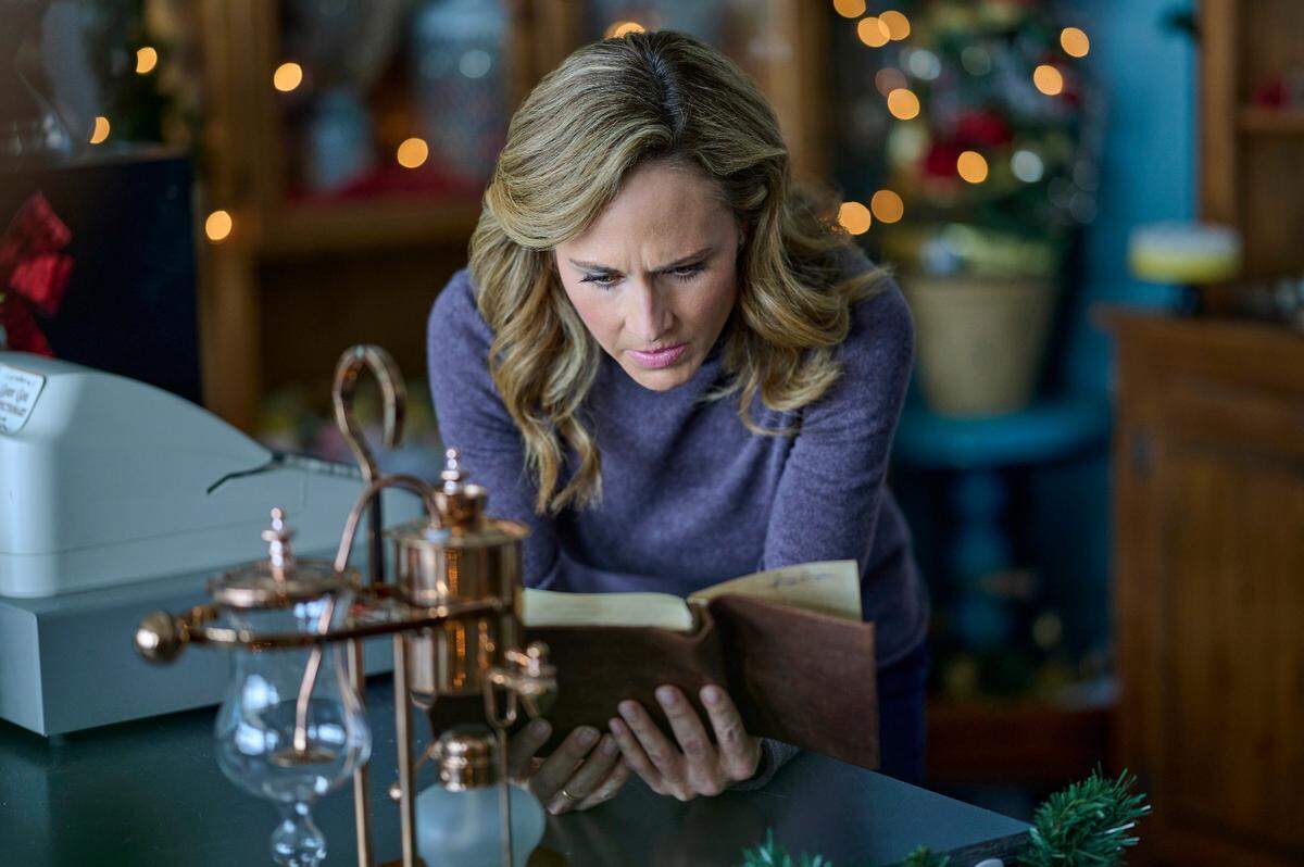 Nikki DeLoach in “Five More Minutes.” A woman’s Christmas wish is answered in unexpected ways when her late grandfather’s journal turns up and reveals an untold romance in the Hallmark Movies & Mysteries film based on a Scotty McCreery song. Copyright 2021 Crown Media United States LLC.