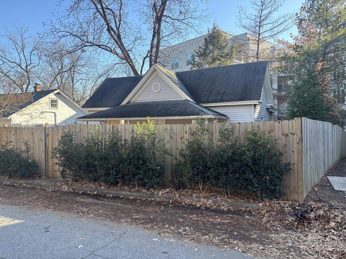 819 Clay Street in Raleigh, N.C. was the scene of a suspected burglary and homicide on Jan. 3, 2026.