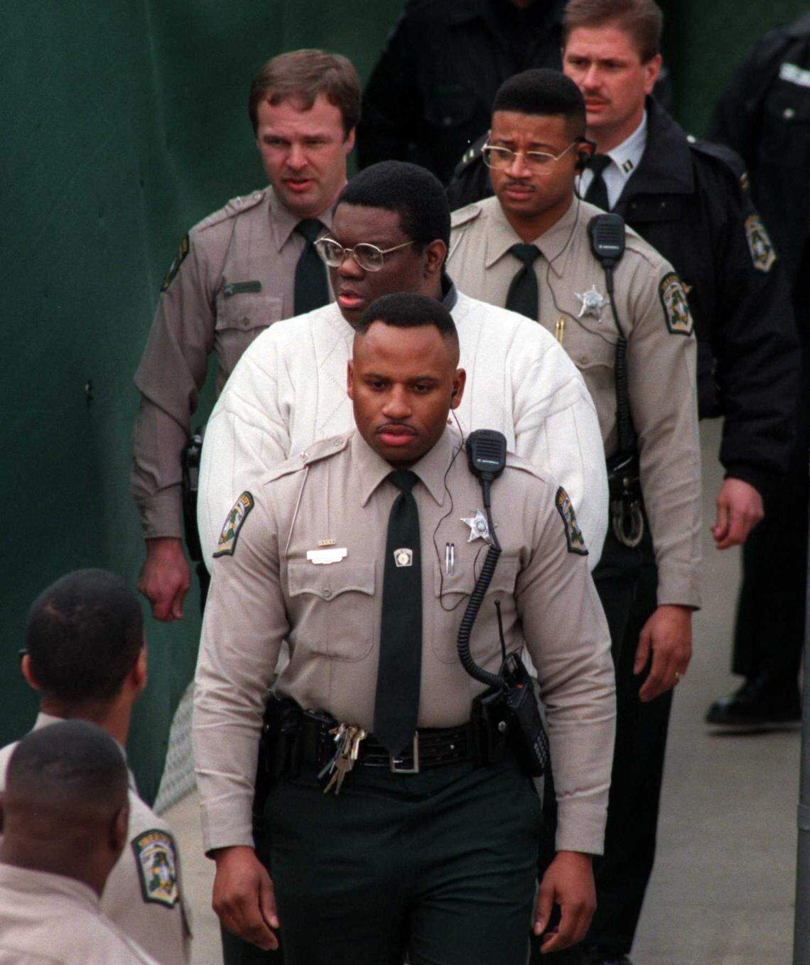 1/30/97 4A: FOR PUBLISHED CUTLINE / CAPTION, SEE VUTEXT SAVE. **UNPUBLISHED NOTES : ** (1/29/97 MCCLAIN)Deputies lead convicted serial killer Henry Louis Wallace to a van waiting to transport him to Raleigh’s Central Prison. Christopher A. Record/Staff