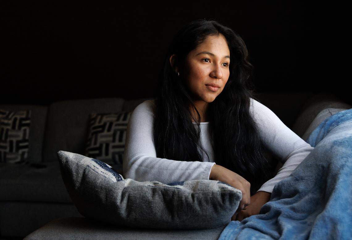 Fátima Issela Velásquez-Antonio posa para un retrato en su casa el miércoles 11 de febrero de 2026. Velásquez-Antonio, quien fue detenida en noviembre por agentes de la Patrulla Fronteriza de Estados Unidos en una obra de construcción en el Triángulo, regresó a su hogar después de pasar un mes en un centro de detención en Georgia. Fue liberada a finales de diciembre luego de que un juez federal de inmigración determinara que no debió haber sido arrestada debido a su condición de menor que ingresó sola a Estados Unidos hace nueve años, según su abogada. 