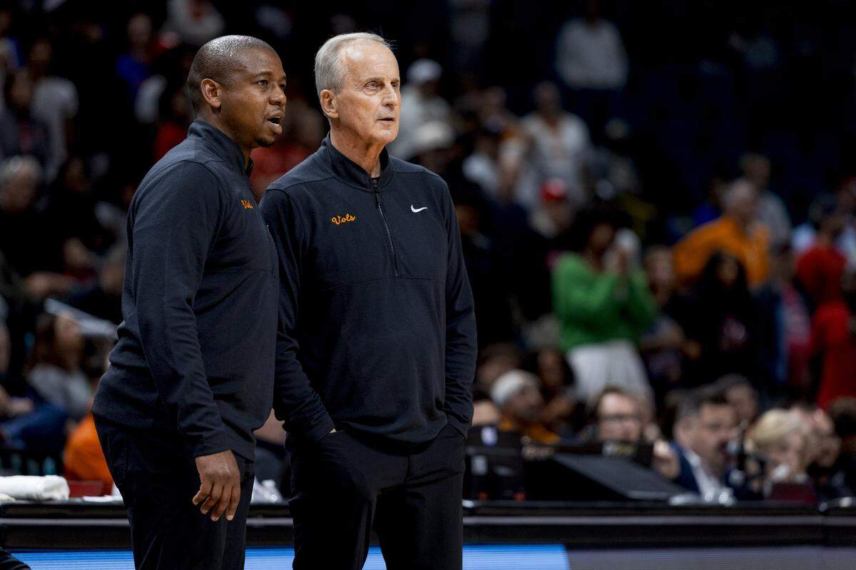 Tennessee associate head coach Justin Gainey talks with head coach Rick Barnes during a game against Houston in the 2025 PlayerÕs Era Tournament at MGM Grand Garden Arena in Las Vegas, Nevada, in November 2025.