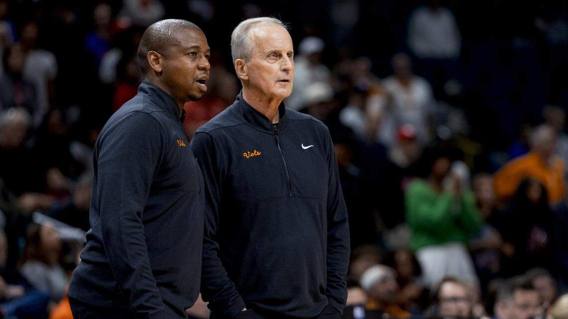 Tennessee associate head coach Justin Gainey talks with head coach Rick Barnes during a game against Houston in the 2025 PlayerÕs Era Tournament at MGM Grand Garden Arena in Las Vegas, Nevada, in November 2025.