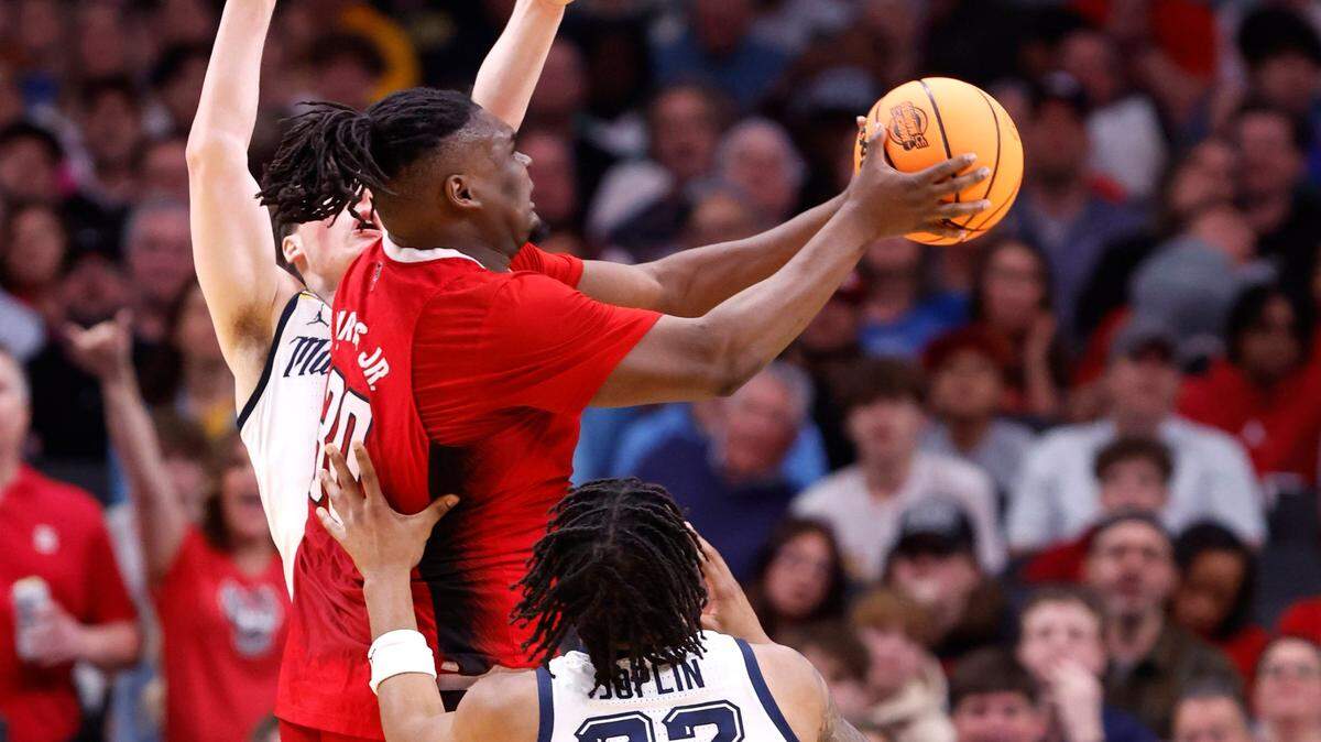 N.C. State’s DJ Burns Jr. (30) drives to the basket past Marquette’s Tyler Kolek (11) and David Joplin (23) during the first half of N.C. State’s game against Marquette in their NCAA Tournament Sweet 16 game at the American Airlines Center in Dallas, Texas, Friday, March 29, 2024.