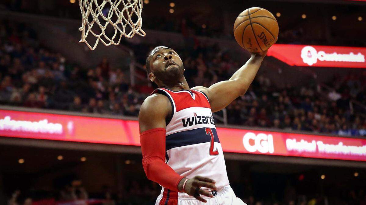 Washington Wizards guard John Wall (2) dunks the ball against the Utah Jazz in the second quarter at Verizon Center in 2017.