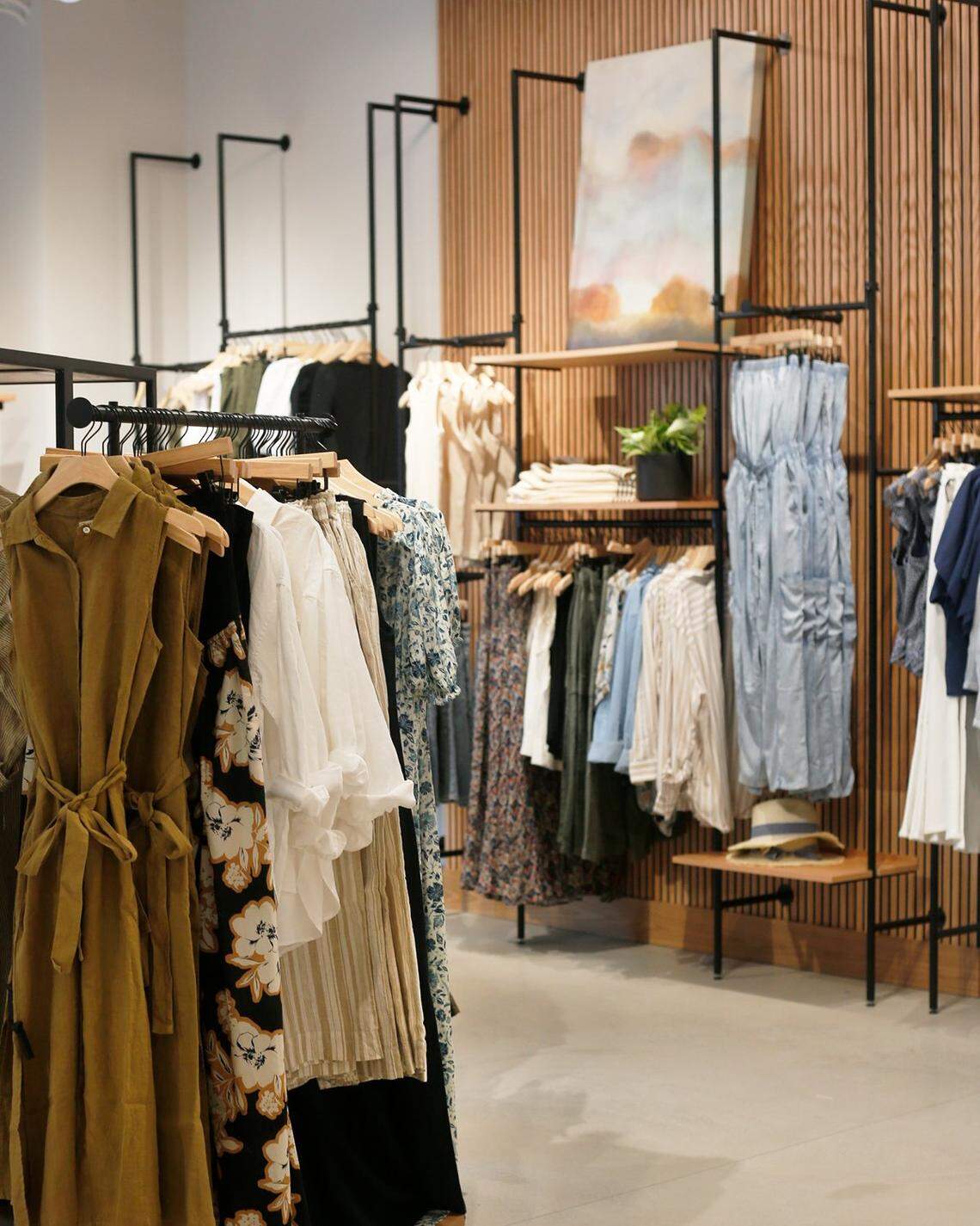 The women’s clothing boutique Evereve offers well-known brands and personal styling.