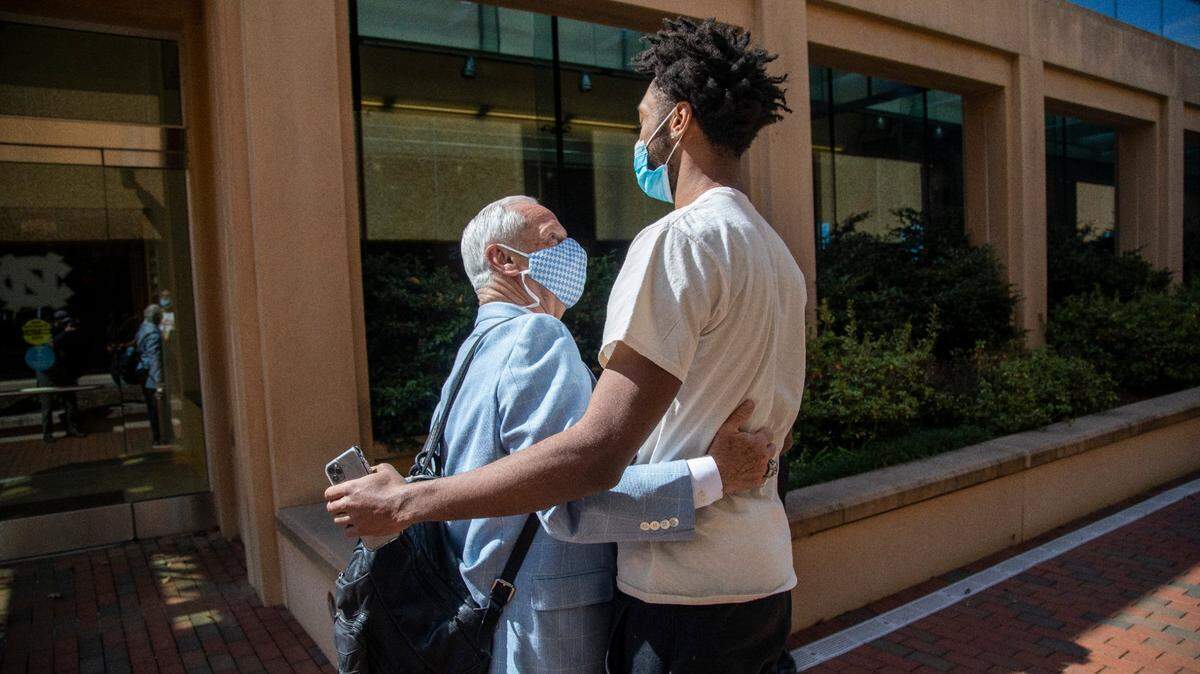 UNC basketball’s Roy Williams retires. ‘I no longer feel I am the right man for the job.’