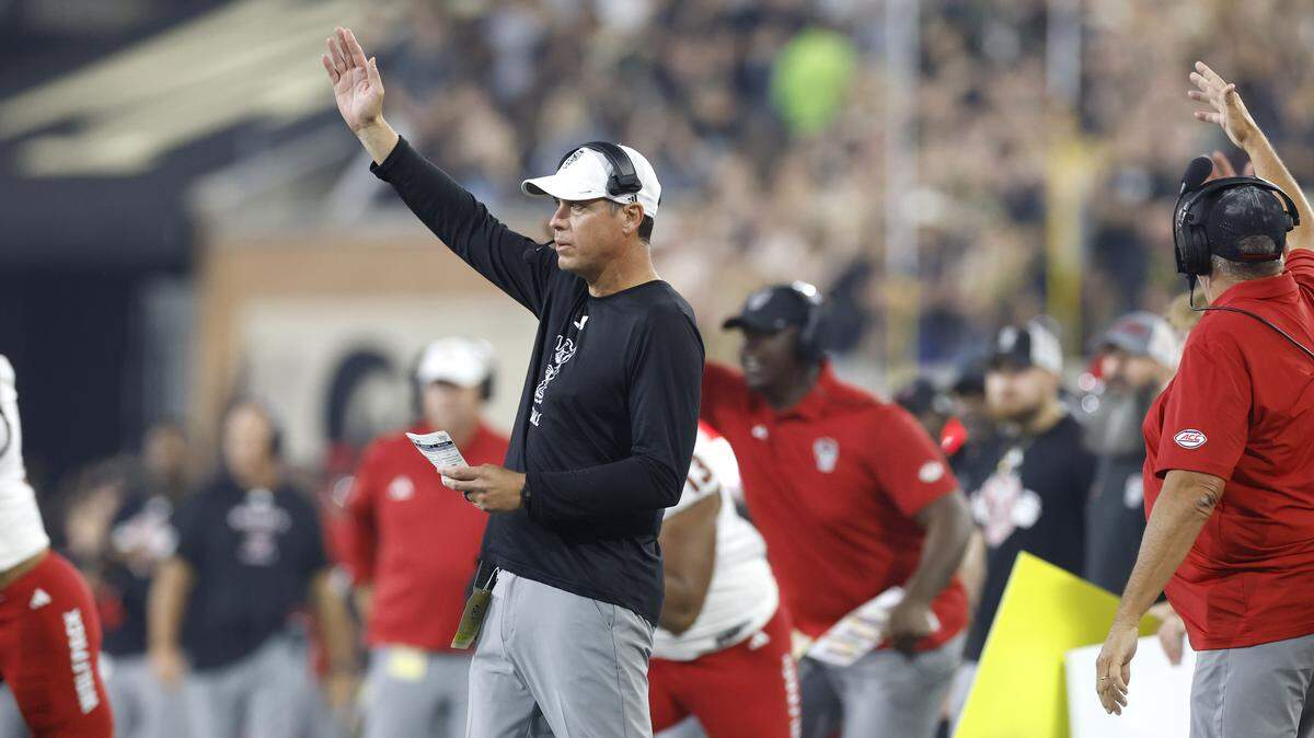 N.C. State defensive coordinator DJ Eliot instructs the team during the first half of N.C. StateÕs game against Wake Forest at Allegacy Stadium in Winston-Salem, N.C., Thursday, Sept. 11, 2025.