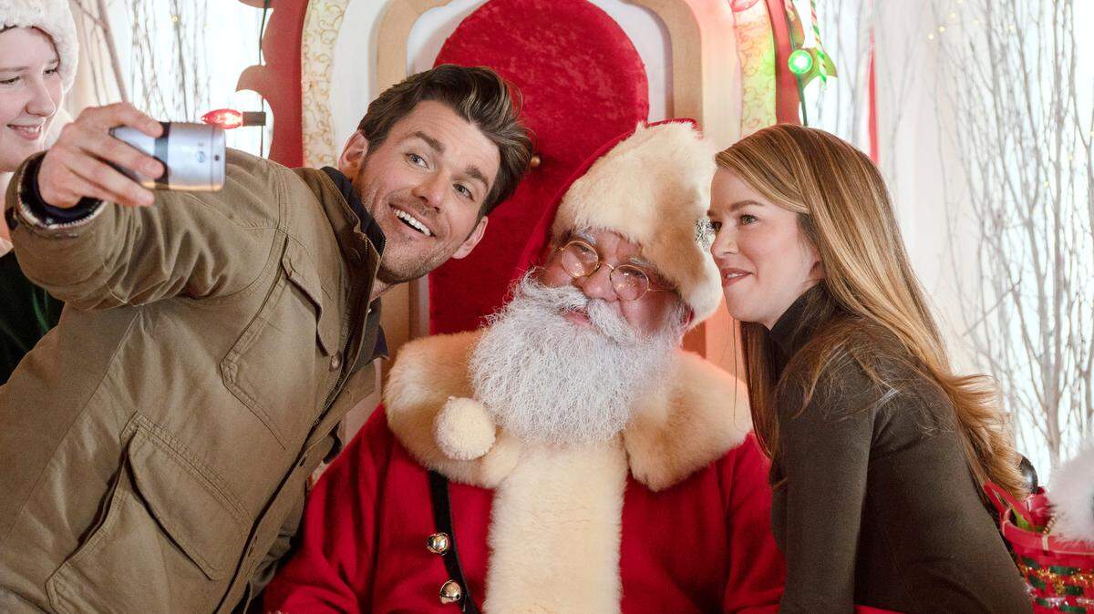 Kevin McGarry and Kim Shaw in the Hallmark Christmas movie “Christmas Scavenger Hunt.”