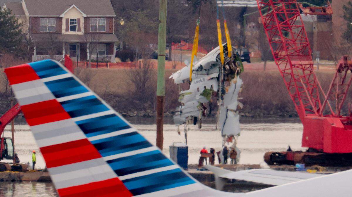 UNA GRAN parte del fuselaje de el avión de American Airlines después del accidente con un Helicópteros militar sobre el Potomac River el 3 de febrero de 2025