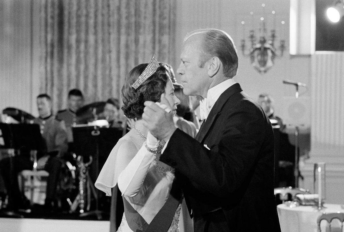 In this file photo dated July 7, 1976, U.S. President Gerald Ford dances with Britain’s Queen Elizabeth II in the State Dining Room at the White House, following a State Dinner in the queen’s honor.