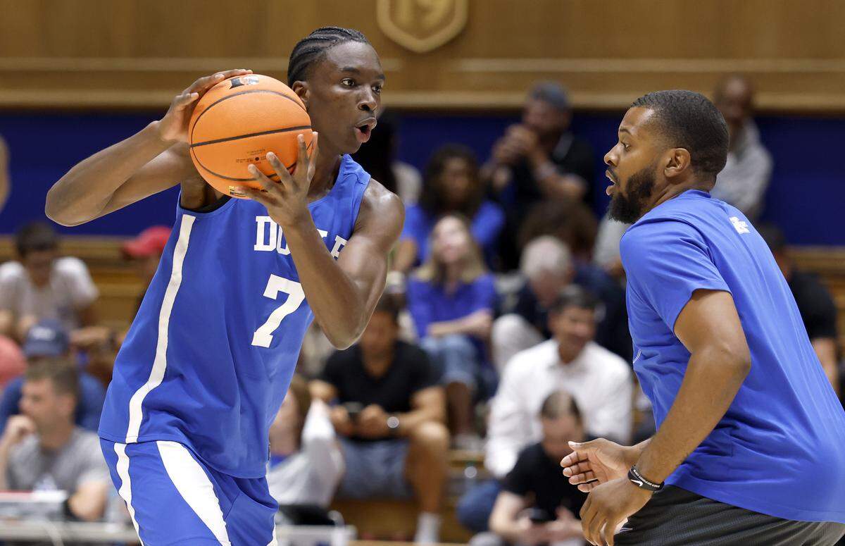 Duke’s Dame Sarr (7) works against assistant coach Tyler Thornton during the Blue Devils’ open practice at Cameron Indoor Stadium in Durham, N.C., Tuesday, August 5, 2025.