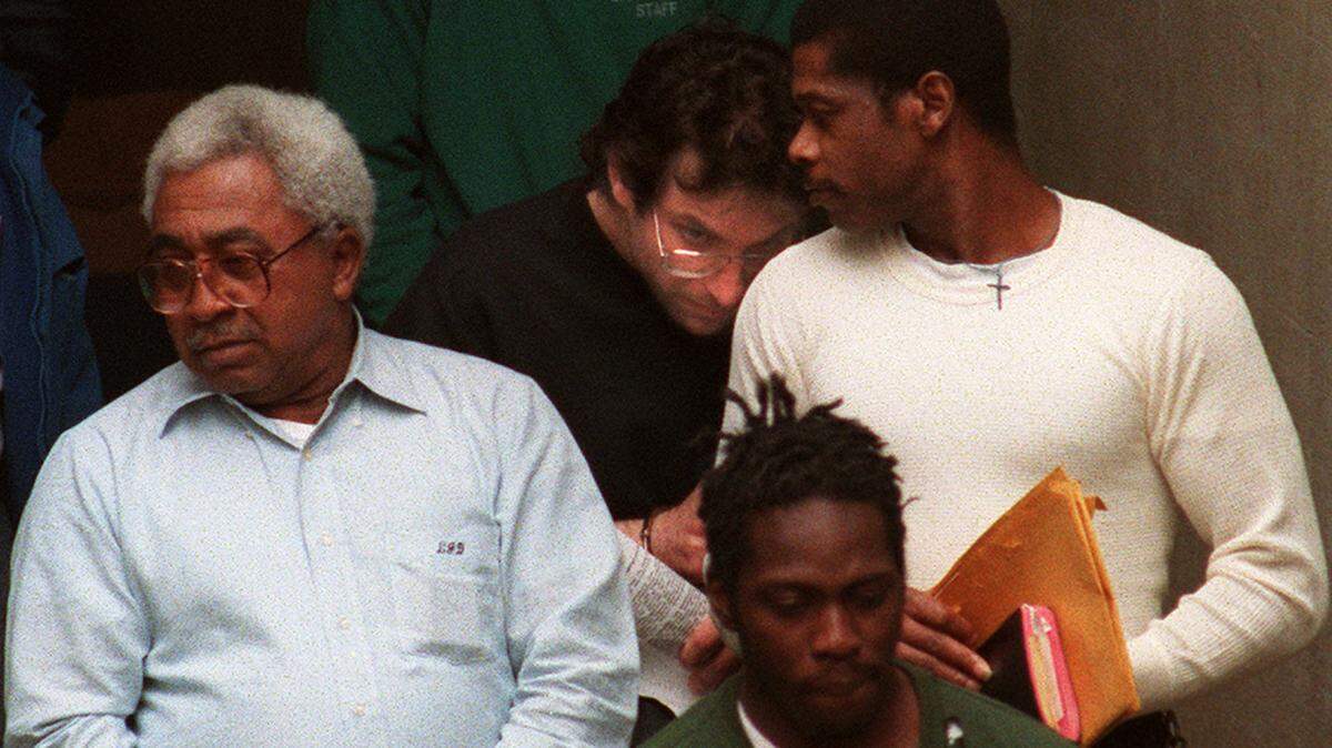 Legendary outlaw hacker, Kevin Mitnick, in back in black shirt, leaves the federal building with other prisoners after appearing before a magistrate for a bond hearing in Raleigh, NC on Feb. 11, 1995.