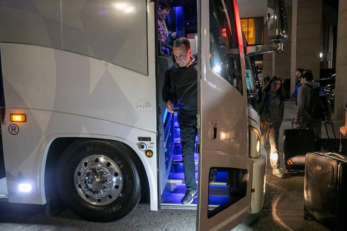 Duke coach Mike Krzyzewski and his wife Mickie step off the team bus upon their arrival for the NCAA Final Four at the InterContinental Hotel on Tuesday, March 29, 2022 in New Orleans, La.