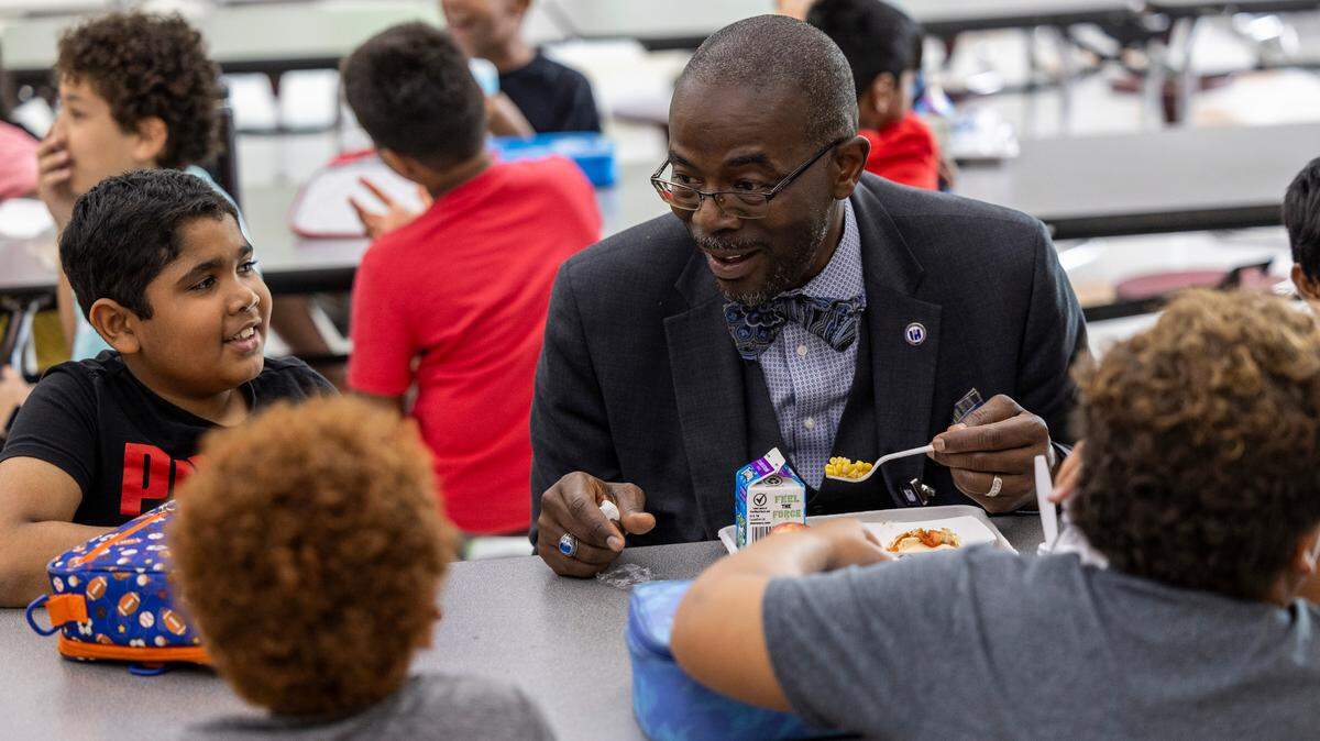 Wake County Schools Superintendent Robert Taylor eats lunch with students at Kingswood Elementary in Cary on Tuesday, June 4, 2024. Wake County school administrators briefed the school board Tuesday on a plan to potentially add 28 more schools to the federal government’s universal school meals program.